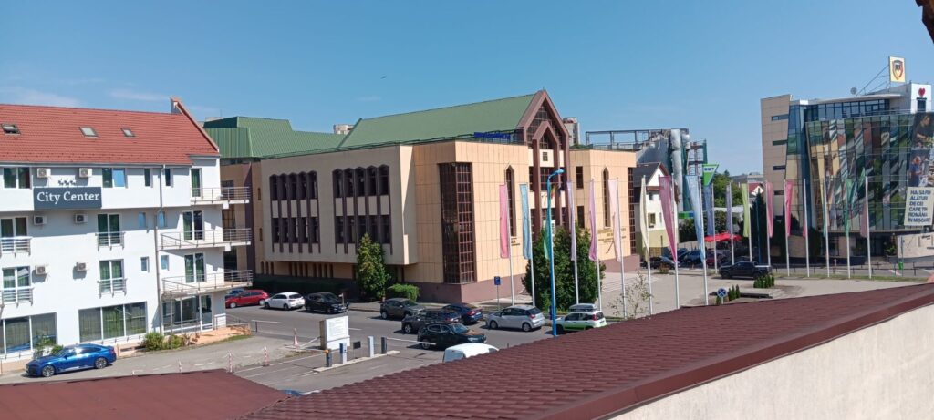 Vedere spre Universitatea Transilvania din apropierea căminului HighFlyer Central Brașov